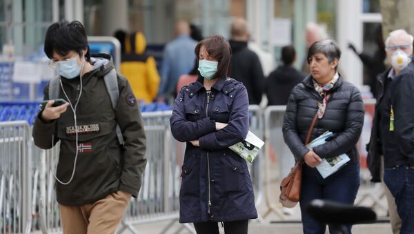 La gente haciendo cola en el Reino Unido La gente haciendo cola en el Reino Unido - Sputnik Mundo