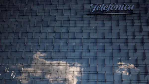 Logo de Telefónica en la sede de Madrid - Sputnik Mundo