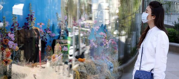 Una mujer con mascarilla - Sputnik Mundo