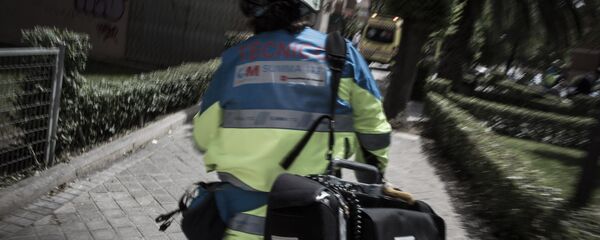 Un miembro del SUMMA, servicio de emergencias de Madrid, acude a un incidente - Sputnik Mundo