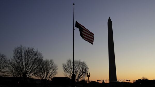 La bandera de EEUU y el Memorial de la Segunda Guerra Mundial en Washington - Sputnik Mundo