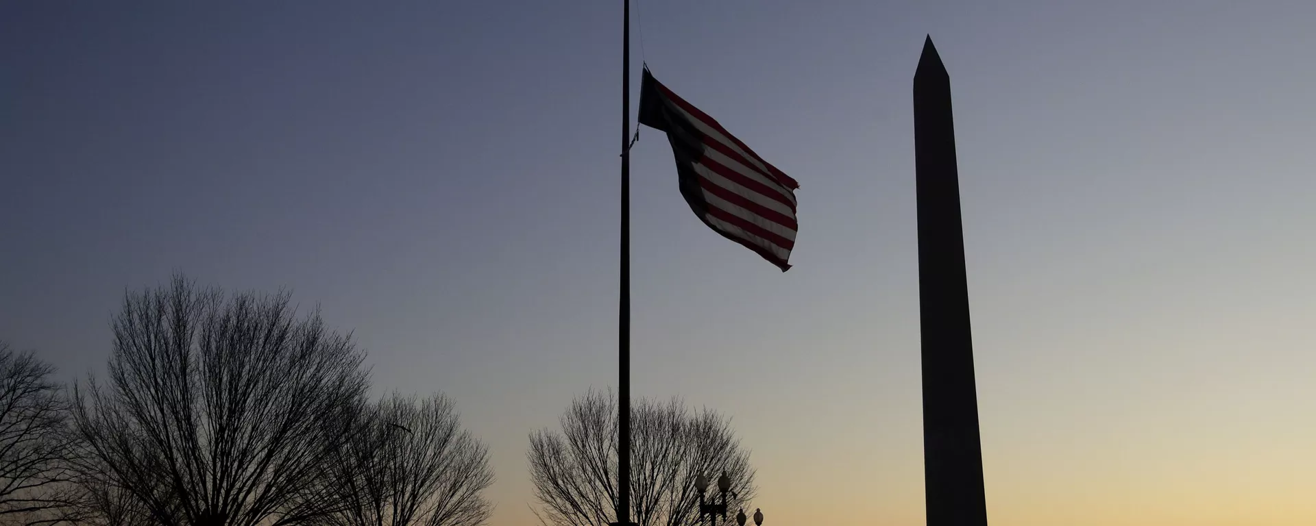 La bandera de EEUU y el Memorial de la Segunda Guerra Mundial en Washington - Sputnik Mundo, 1920, 06.04.2021