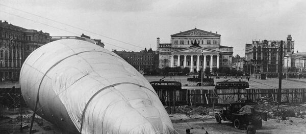 Un zepelín en la Plaza de Revolución en Moscú frente al Teatro Bolshói, 1941 - Sputnik Mundo