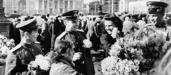 La gente salió corriendo de sus casas y se felicitaban alegremente por la esperada victoria. En la foto: Los moscovitas en el centro de la capital rusa cerca del Teatro Bolshói, el 9 de mayo de 1945. - Sputnik Mundo
