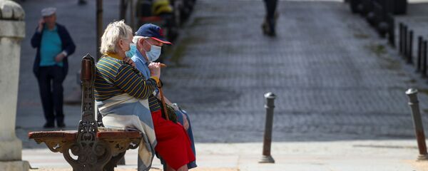 Personas en mascarillas en Madrid - Sputnik Mundo