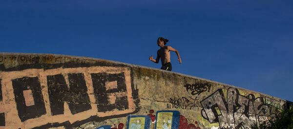 Hombre trotando en Madrid - Sputnik Mundo