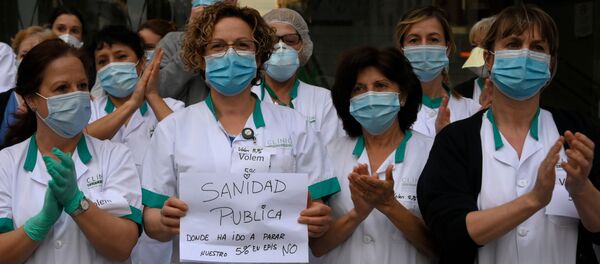 Sanitarios demandan mejores condiciones laborales a las puertas del Hospital Clínic de Barcelona  - Sputnik Mundo
