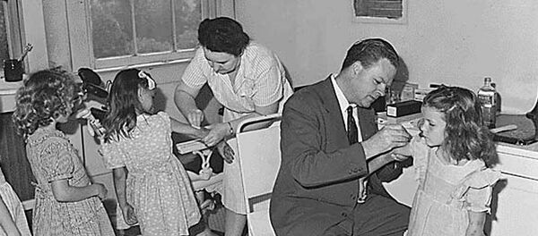 Un doctor aplica vacuna de la viruela a niños de preescolar en 1946 - Sputnik Mundo
