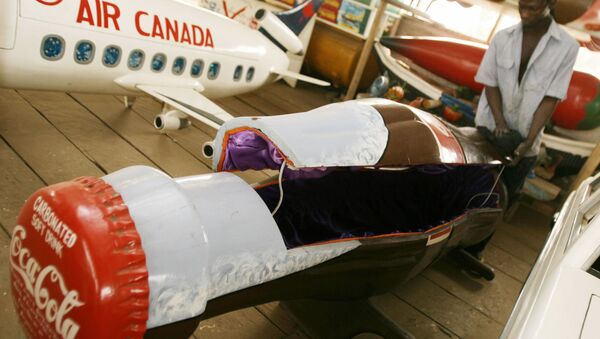 Ataúd con forma de Coca-Cola en Ghana Ataúd con forma de Coca-Cola en Ghana - Sputnik Mundo