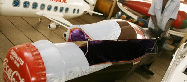 Ataúd con forma de Coca-Cola en Ghana - Sputnik Mundo