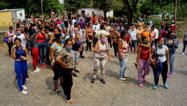 Los parientes de los protestantes en el motín en el Centro Penitenciario de Los Llanos - Sputnik Mundo