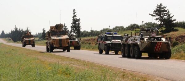 Rusia y Turquía patrullan conjuntamente un carretera en Siria (archivo) - Sputnik Mundo