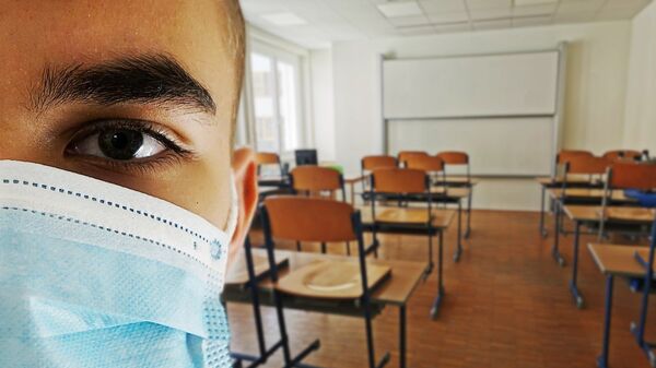 Estudiante con mascarilla - Sputnik Mundo