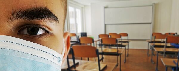 Estudiante con mascarilla - Sputnik Mundo