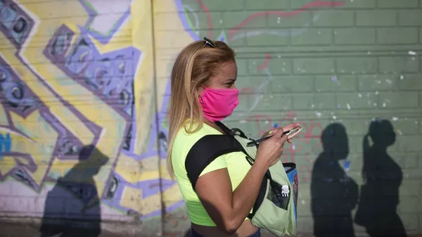 Una mujer en mascarilla en Caracas - Sputnik Mundo