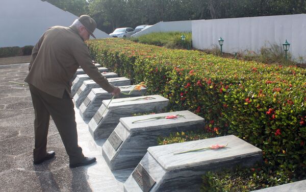 El general cubano Álvaro López Miera realiza un homenaje en el memorial del Soldado Desconocido Soviético en Cuba - Sputnik Mundo
