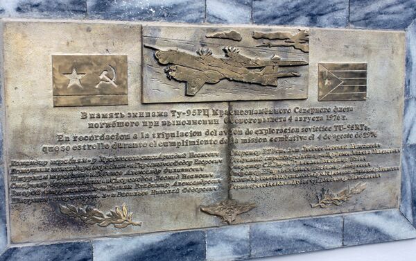 Una placa conmemorativa a la tripulación del avión soviético TU-95 accidentado en el Caribe el 4 de agosto de 1976 - Sputnik Mundo