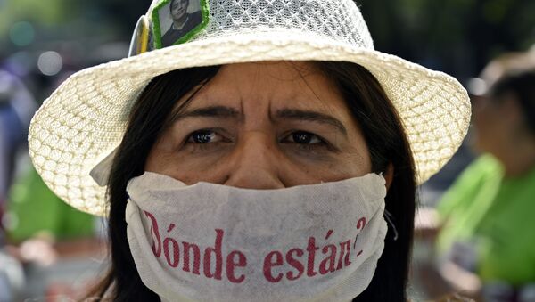Una mujer en una protesta contra las desapariciones en México Una mujer en una protesta contra las desapariciones en México - Sputnik Mundo