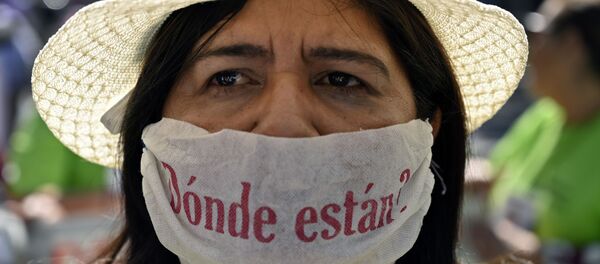 Una mujer en una protesta contra las desapariciones en México - Sputnik Mundo