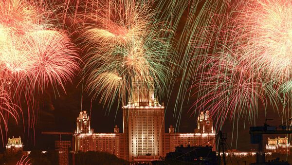 El cielo de Moscú estalla en colores para conmemorar los 75 años de la victoria del Ejército Rojo - Sputnik Mundo