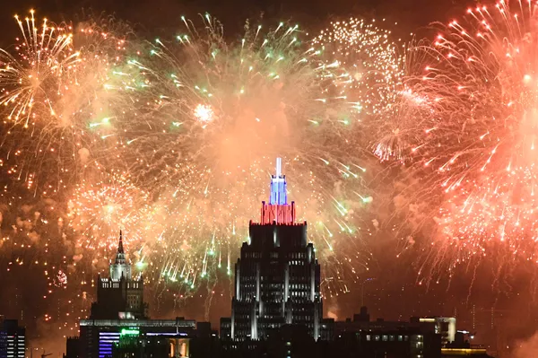 El cielo de Moscú estalla en colores para conmemorar los 75 años de la victoria del Ejército Rojo El cielo de Moscú estalla en colores para conmemorar los 75 años de la victoria del Ejército Rojo