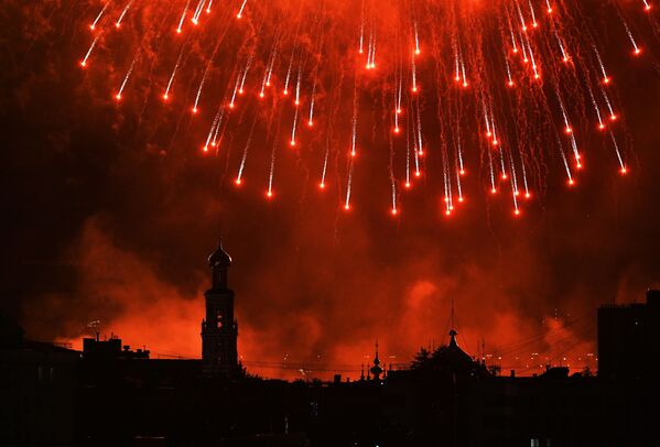 El cielo de Moscú estalla en colores para conmemorar los 75 años de la victoria del Ejército Rojo - Sputnik Mundo