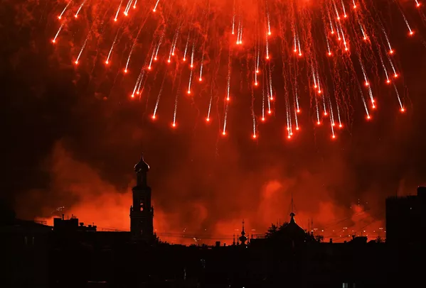 El cielo de Moscú estalla en colores para conmemorar los 75 años de la victoria del Ejército Rojo El cielo de Moscú estalla en colores para conmemorar los 75 años de la victoria del Ejército Rojo - Sputnik Mundo