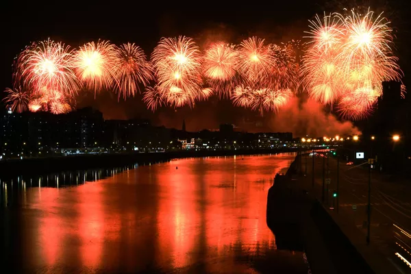 El cielo de Moscú estalla en colores para conmemorar los 75 años de la victoria del Ejército Rojo El cielo de Moscú estalla en colores para conmemorar los 75 años de la victoria del Ejército Rojo - Sputnik Mundo