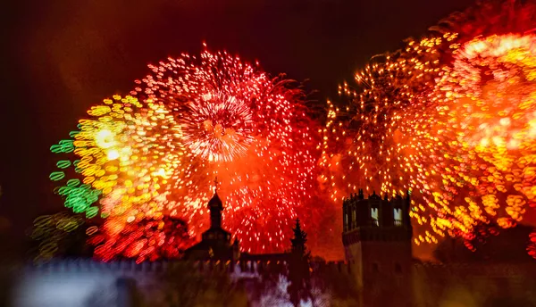 El cielo de Moscú estalla en colores para conmemorar los 75 años de la victoria del Ejército Rojo El cielo de Moscú estalla en colores para conmemorar los 75 años de la victoria del Ejército Rojo - Sputnik Mundo
