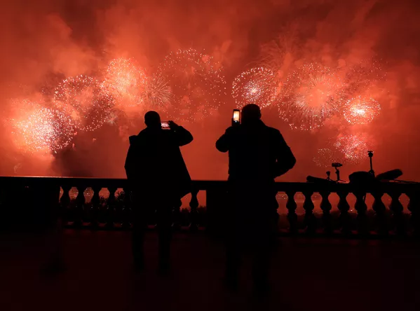 El cielo de Moscú estalla en colores para conmemorar los 75 años de la victoria del Ejército Rojo El cielo de Moscú estalla en colores para conmemorar los 75 años de la victoria del Ejército Rojo - Sputnik Mundo