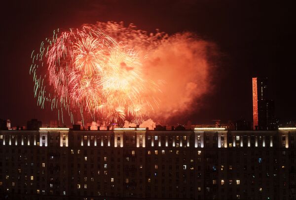 El cielo de Moscú estalla en colores para conmemorar los 75 años de la victoria del Ejército Rojo - Sputnik Mundo