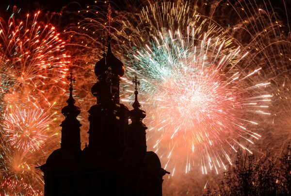 El cielo de Moscú estalla en colores para conmemorar los 75 años de la victoria del Ejército Rojo - Sputnik Mundo