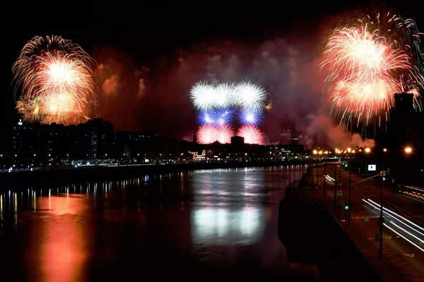 El cielo de Moscú estalla en colores para conmemorar los 75 años de la victoria del Ejército Rojo El cielo de Moscú estalla en colores para conmemorar los 75 años de la victoria del Ejército Rojo - Sputnik Mundo