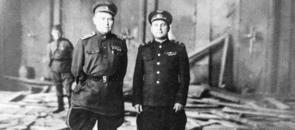 El comandante del 4 Ejército aéreo de la URSS, Konstantín Vershinin, (izquierda) posa en el despacho destruido de Hitler - Sputnik Mundo