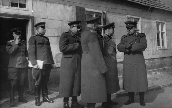 El momento crucial antes del inicio de la operación de Berlín. El comandante del 1 Frente Bielorruso, el mariscal Gueorgui Zhúkov, (derecha) con el coronel general Mijaíl Malinin (segundo a la izquierda). El momento crucial antes del inicio de la operación de Berlín. El comandante del 1 Frente Bielorruso, el mariscal Gueorgui Zhúkov, (derecha) con el coronel general Mijaíl Malinin (segundo a la izquierda). - Sputnik Mundo