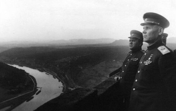El comandante de las tropas del 1 Frente Ucraniano, Iván Konev, con el miembro del Consejo Militar del Frente Konstantín Krainiukov en la fortaleza de Konigstein. El comandante de las tropas del 1 Frente Ucraniano, Iván Konev, con el miembro del Consejo Militar del Frente Konstantín Krainiukov en la fortaleza de Konigstein. - Sputnik Mundo