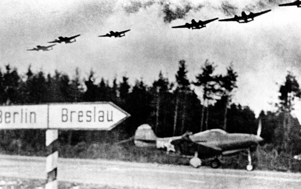 La autopista Berlín-Breslau desde la cual los pilotos de la división de Pokrishkin hicieron despegar sus aeronaves durante el combate por la capital alemana. La autopista Berlín-Breslau desde la cual los pilotos de la división de Pokrishkin hicieron despegar sus aeronaves durante el combate por la capital alemana. - Sputnik Mundo