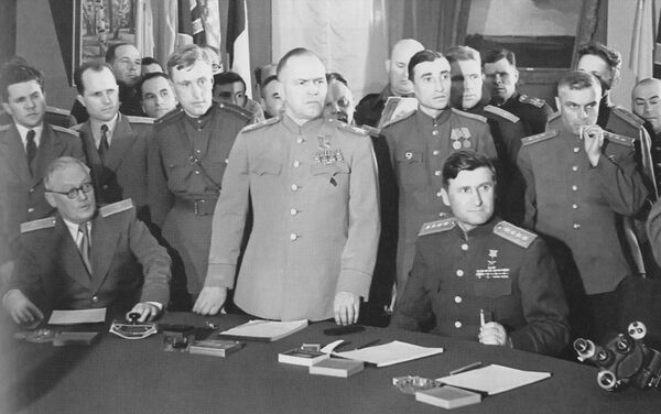 El mariscal de la URSS Gueorgui Zhukov abre una ceremonia el 5 de junio de 1945 durante la que se firmó la Declaración de Berlín, en la que EEUU, la URSS, el Reino Unido y Francia asumieron conjuntamente la autoridad suprema sobre el territorio alemán. El mariscal de la URSS Gueorgui Zhukov abre una ceremonia el 5 de junio de 1945 durante la que se firmó la Declaración de Berlín, en la que EEUU, la URSS, el Reino Unido y Francia asumieron conjuntamente la autoridad suprema sobre el territorio alemán. - Sputnik Mundo