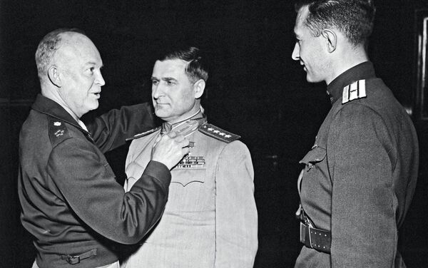 El general estadounidense Dwight Eisenhower galardona a su colega soviético Vasili Sokolovski con la distinción militar de la Legión al Mérito, que ocupa el sexto lugar en el orden de importancia en EEUU. El general estadounidense Dwight Eisenhower galardona a su colega soviético Vasili Sokolovski con la distinción militar de la Legión al Mérito, que ocupa el sexto lugar en el orden de importancia en EEUU. - Sputnik Mundo