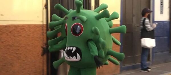 Policías en Perú se visten de coronavirus y de la muerte para alertar a la población - Sputnik Mundo