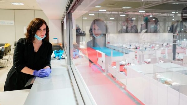 Isabel Díaz Ayuso visitando el hospital temporal de IFEMA - Sputnik Mundo