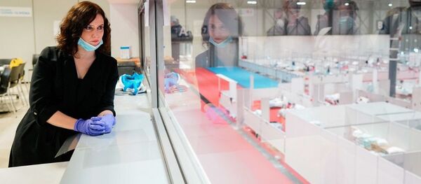 Isabel Díaz Ayuso visitando el hospital temporal de IFEMA - Sputnik Mundo