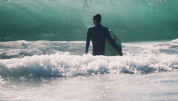 Un surfista, referencial - Sputnik Mundo