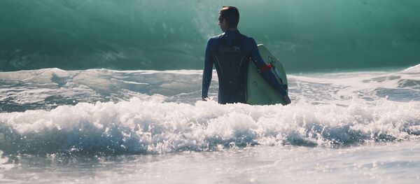 Un surfista, referencial - Sputnik Mundo