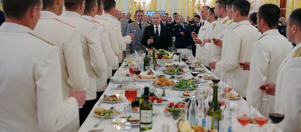 Un banquete en el Kremlin con la participación del presidente ruso, Vladímir Putin, y el ministro de Defensa, Serguéi Shoigú - Sputnik Mundo