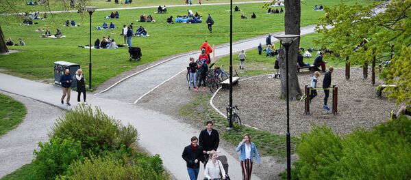 Los habitantes de Estocolmo pasean en un parque durante la epidemia de coronavirus - Sputnik Mundo