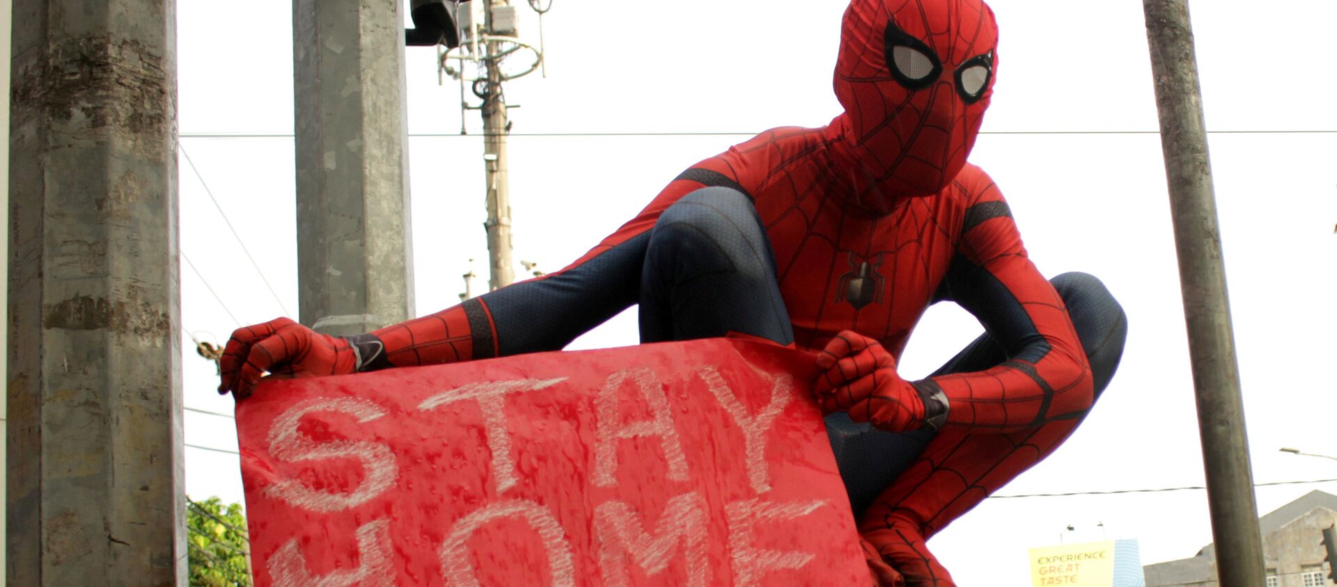 Un voluntario disfrazado de Spiderman tratando de evitar el contagio por coronavirus - Sputnik Mundo, 1920, 11.05.2020