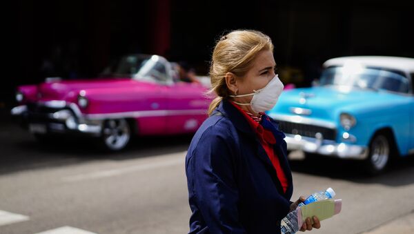 Una mujer con la mascarilla en La Habana - Sputnik Mundo