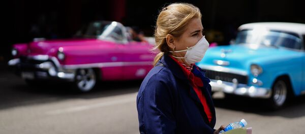 Una mujer con la mascarilla en La Habana - Sputnik Mundo