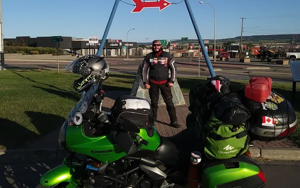 El MotoNauta en el inicio de Alaska Highway en Dawson Creek, Columbia Británica (Canadá) El MotoNauta en el inicio de Alaska Highway en Dawson Creek, Columbia Británica (Canadá) - Sputnik Mundo